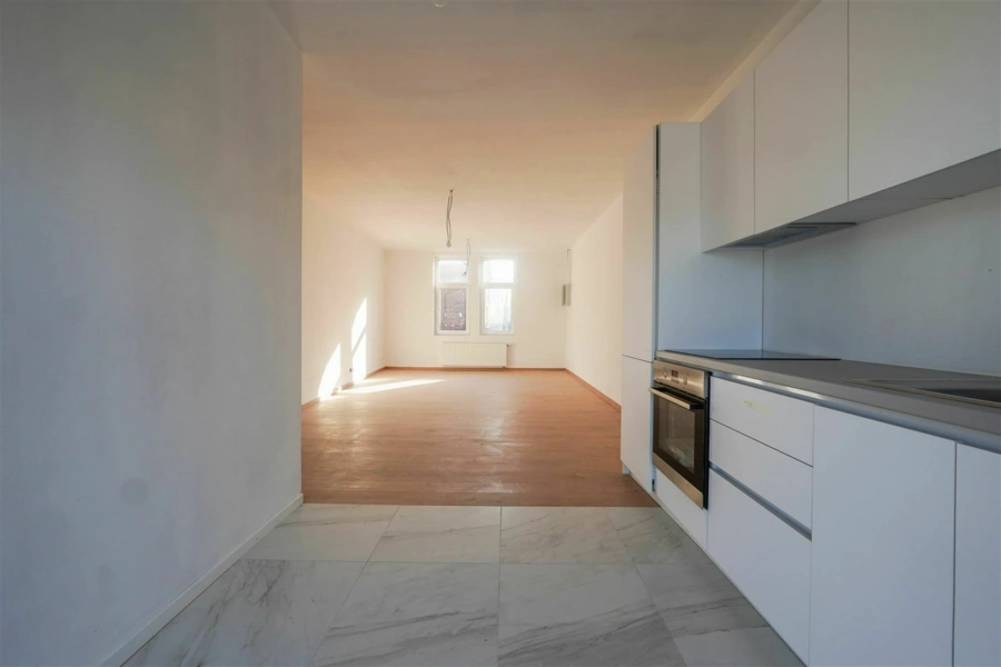 Studio entièrement rénové avec terrasse et cave 