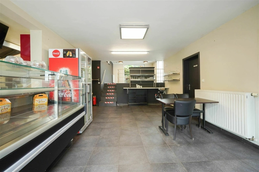 Bâtiment à usage commercial de 150 m2 très bien situé 