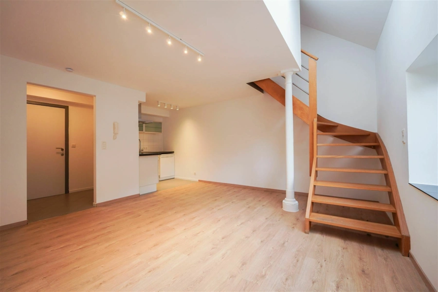 Duplex 1 CH + bureau entièrement rénové à 5 min de Ciney