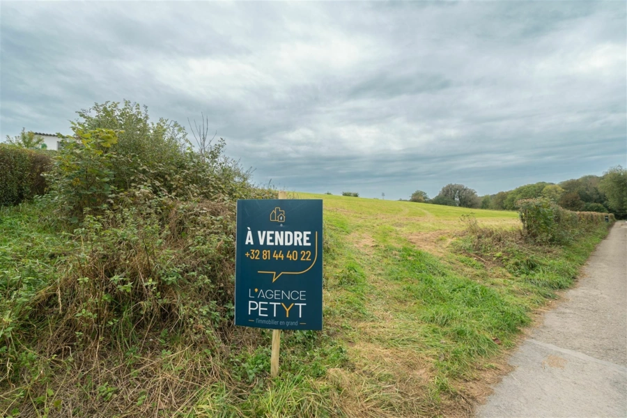OPPORTUNITE : TERRAIN DE 80 ARES À VENDRE À ROSÉE