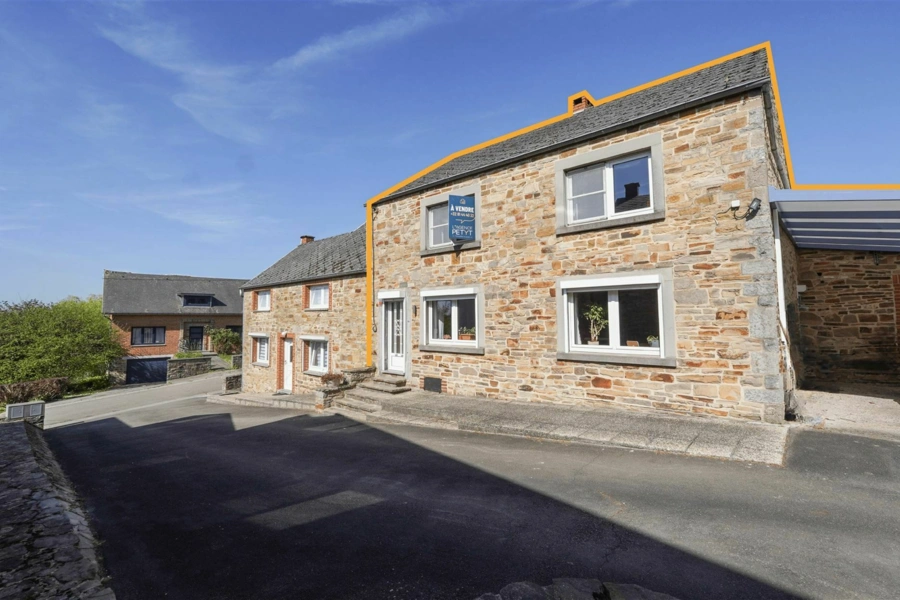 Maison 3 façades en pierre  2 CH dans un écrin de verdure