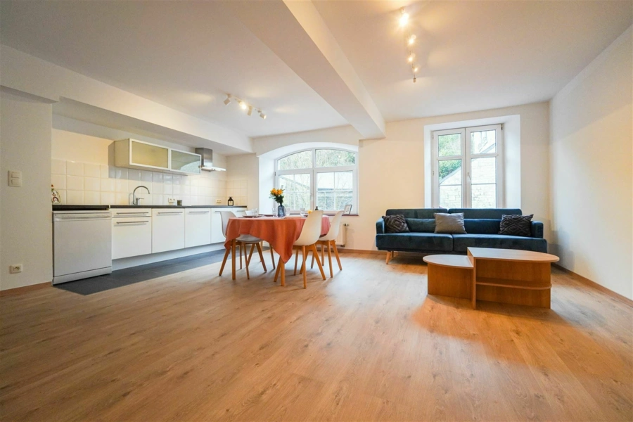 Appartement 1 CH rénové au rdch d'un petit immeuble 