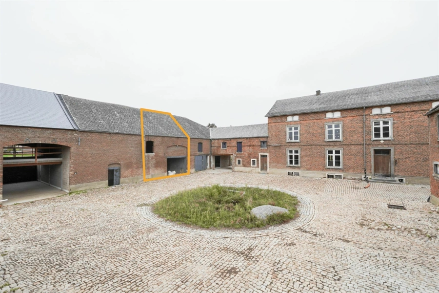 Très grande maison a rénover vue dégagée sur la campagne 