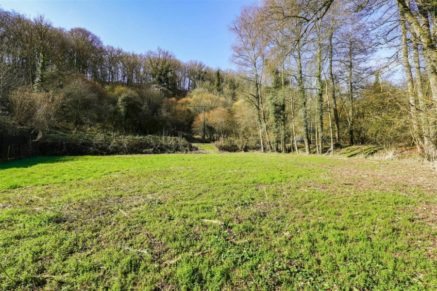 Magnifique terrain PLAT idéalement situé - Cadre verdoyant