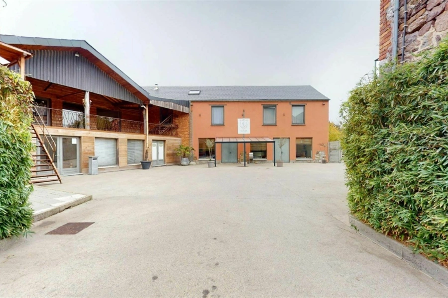 Site d'exception avec loft, salle polyvalente et entrepôts
