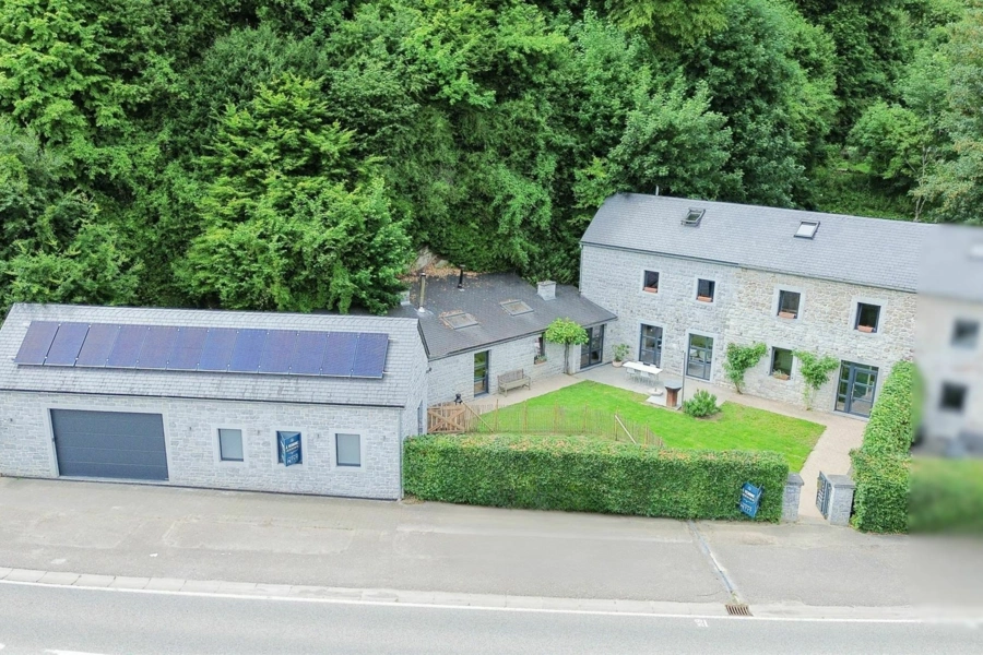 Maison en pierre entièrement rénovée avec entrepôt