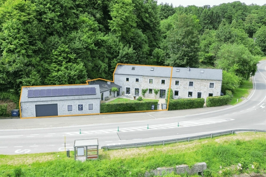 Maison en pierre entièrement rénovée avec entrepôt