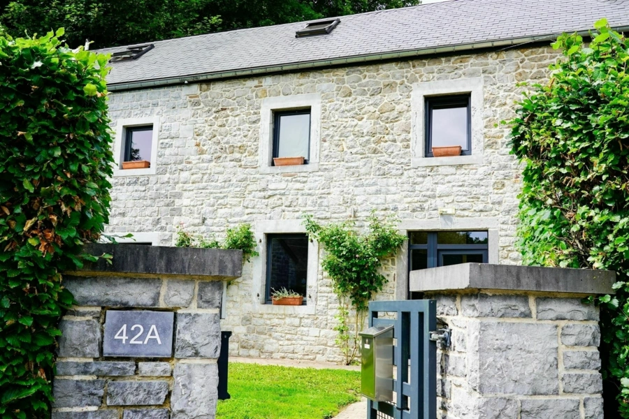 Maison en pierre entièrement rénovée avec entrepôt