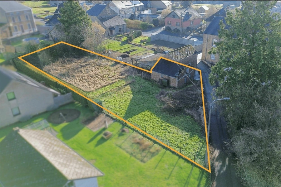Terrain PLAT ± 10 ares -  centre du village de Lesve