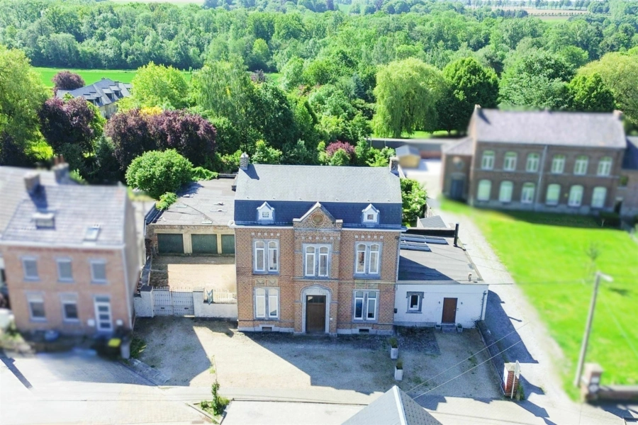 Maison de Maitre 4 CH + profession libéral + entrepots