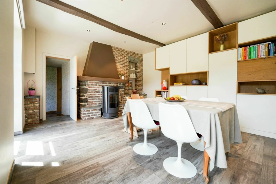 Maison en pierre entièrement rénovée avec entrepôt