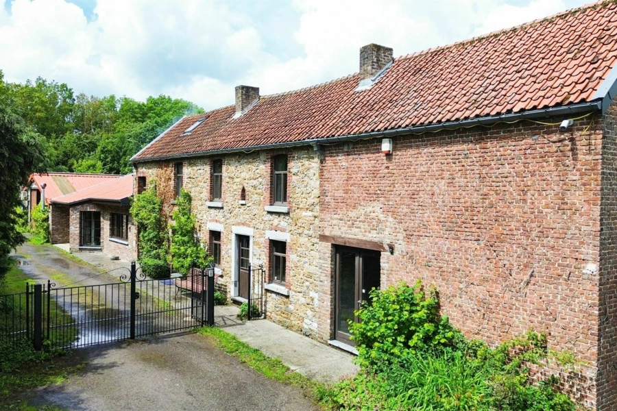 Fermette 3 ou 4 CH + entrepots + grange + garage 