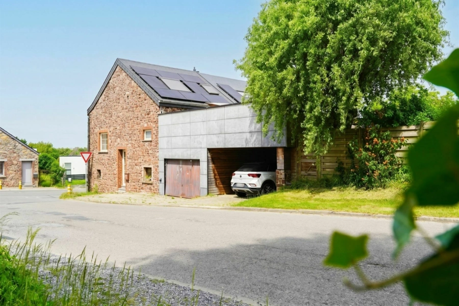 Terrasse, jardin, garage, carport, PEB B : une maison sans compromis