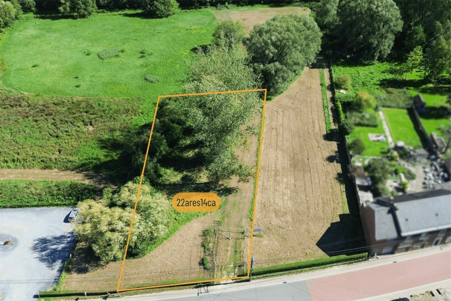 Grand terrain plat pour une ou deux maisons