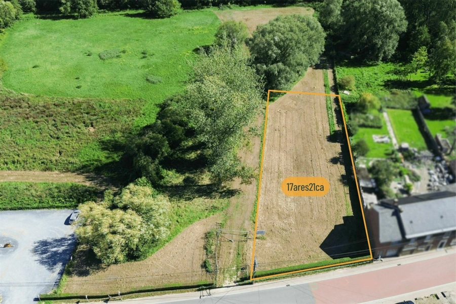 Beau terrain plat pour une ou deux maisons