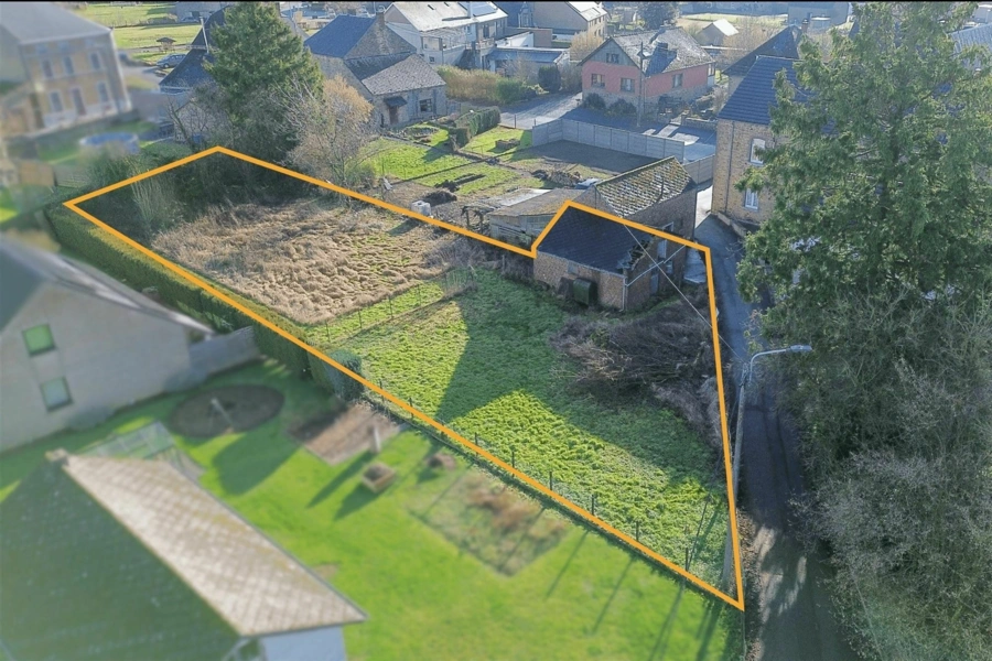 Terrain PLAT ± 10 ares -  centre du village de Lesve