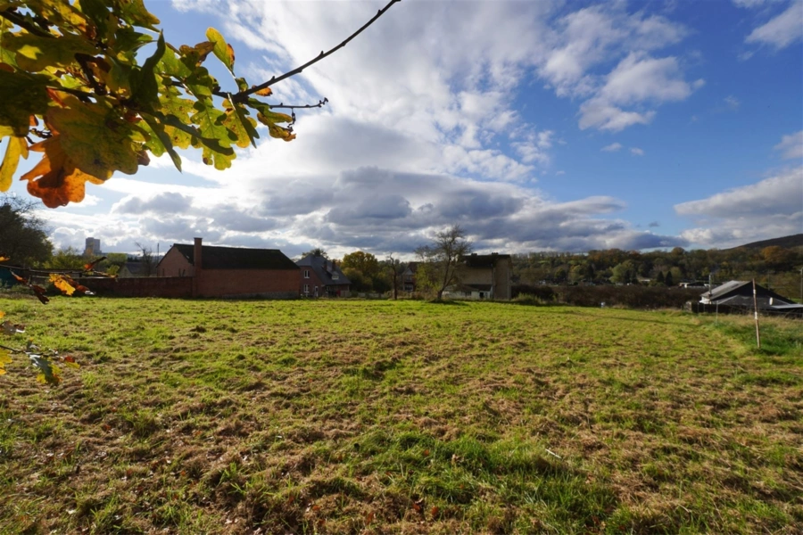 Terrain avec vue dégagée de +/- 33 ares double accès