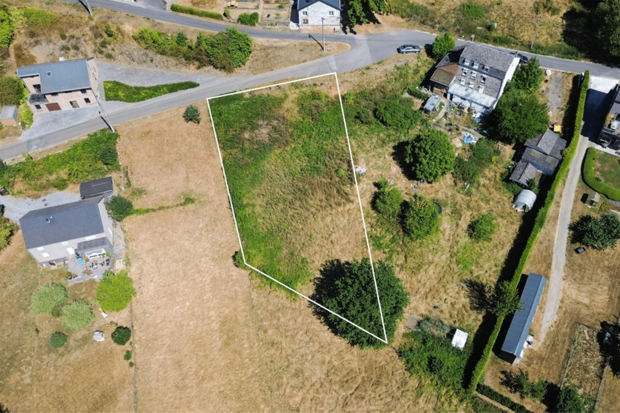Terrain +/- 8 ares libre de constructeur  plein SUD